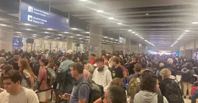Esperas de horas en Migraciones del nuevo aeropuerto por caída del sistema.