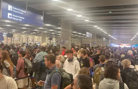 Esperas de horas en Migraciones del nuevo aeropuerto por cada del sistema.