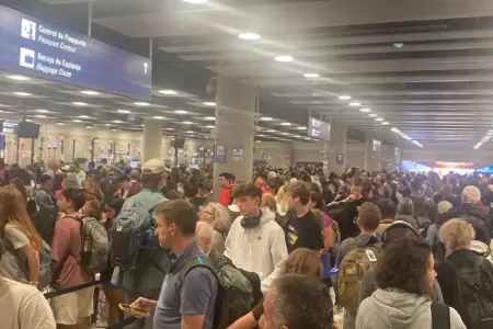 Esperas de horas en Migraciones del nuevo aeropuerto por cada del sistema.