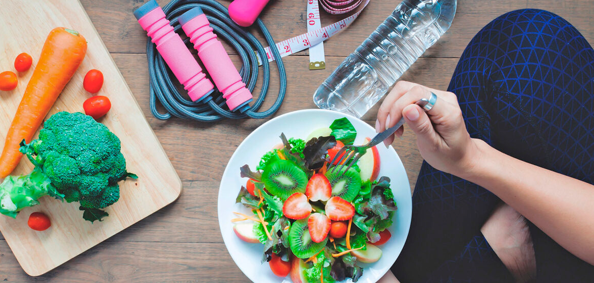 Ejercitars, comer sano y tomar mucha agua ayuda a cuidar tus riones.