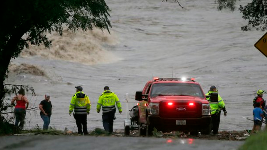 Autoridades de Texas realizan labores de bsqueda y rescate.