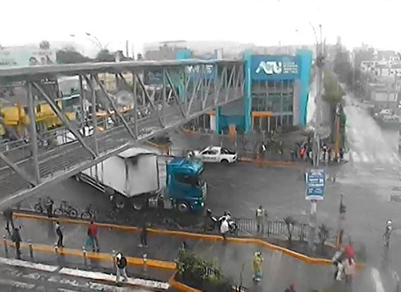 Triler intent ingresar por rotonda de buses alimentadores del Metropolitano.