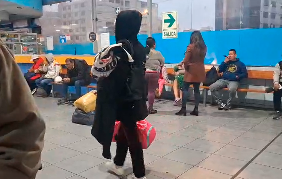 Pasajeros afectados por cancelacin de viajes ante bloqueo de vas.