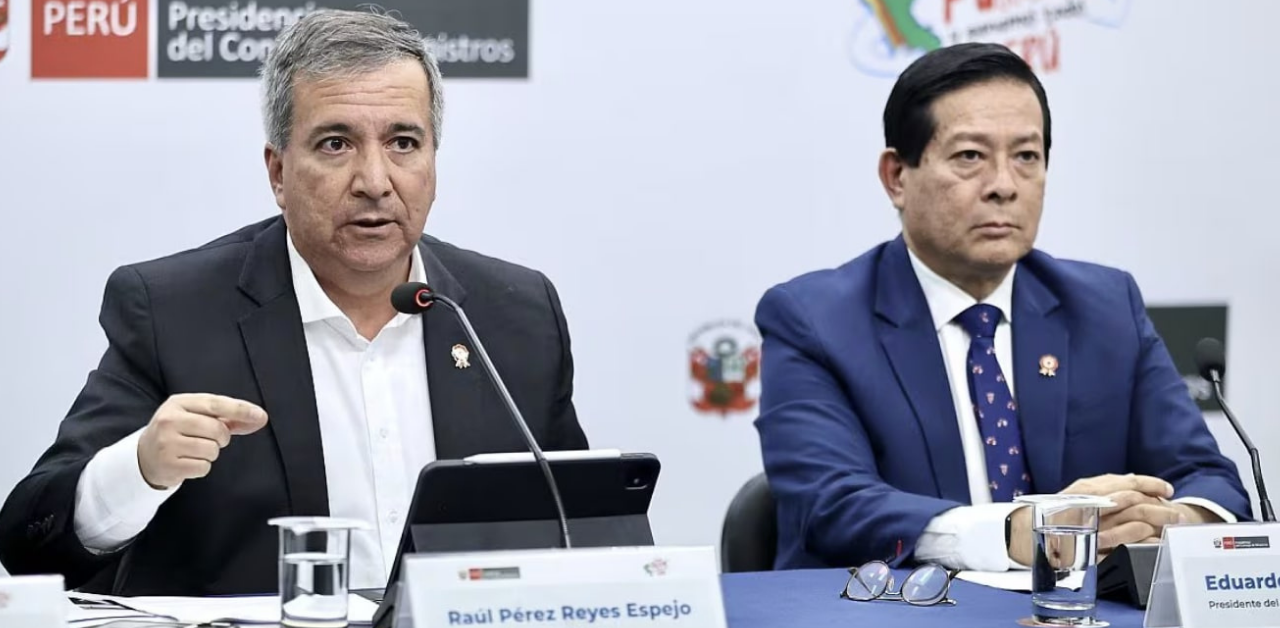 Comisión de Fiscalización: Integrantes buscan firmas para interpelar a Eduardo Arana y Raúl Pérez-Reyes por aumento del sueldo presidencial