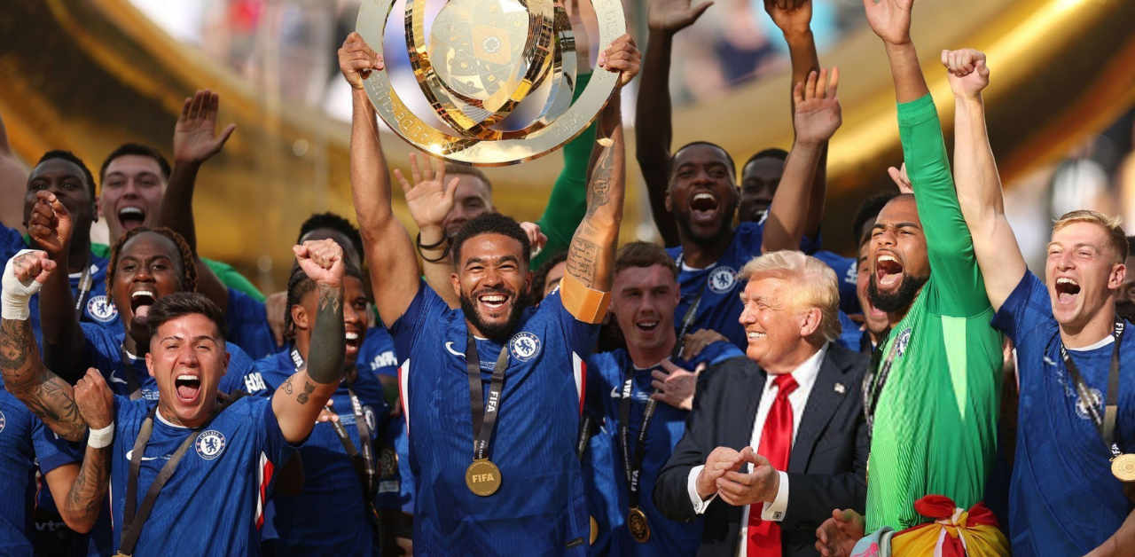 ¡No se lo quería perder! Donald Trump acompañó al Chelsea en su premiación como nuevo campeón del mundo