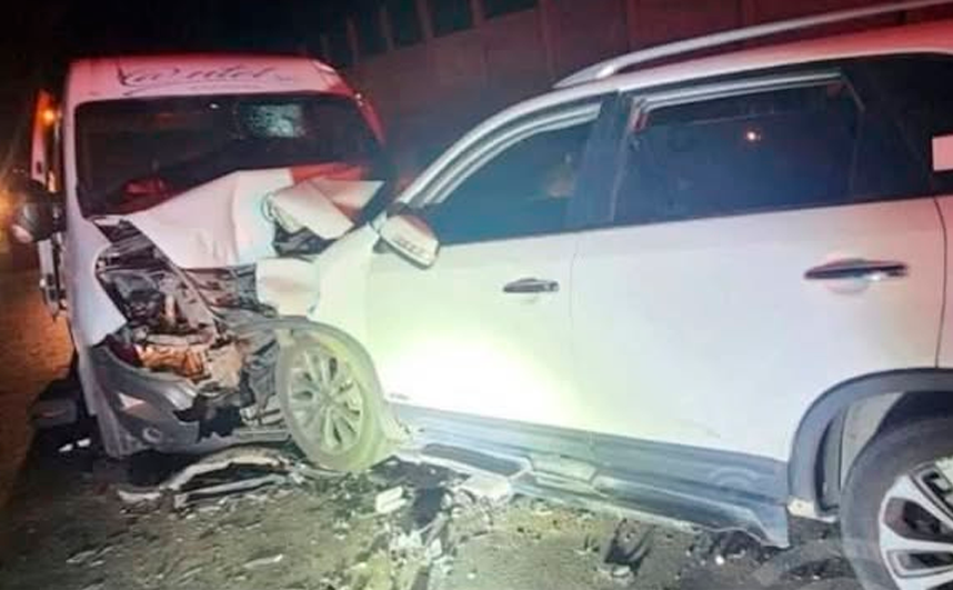 Choque frontal entre minivan y camioneta en Uchumayo.