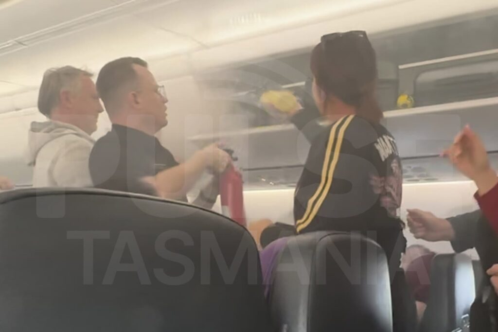 Tripulante de cabina apagando el fuego.