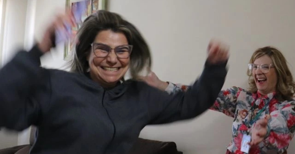 Mujer brasileña ignoró llamadas por temor a estafa, sin saber que había ganado un premio de 18 mil dólares