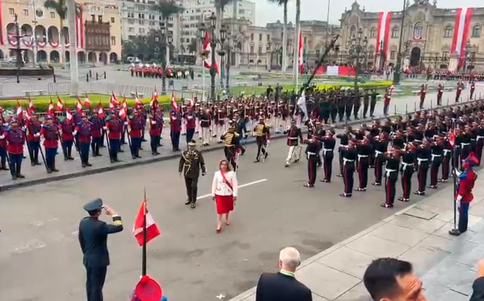 21 camaretazos a la salida de la jefa de Estado de Palacio de Gobierno y a su retorno.
