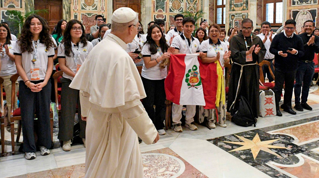 Papa Len XIV recibe a jvenes peruanos en el Vaticano, este 28 de julio.