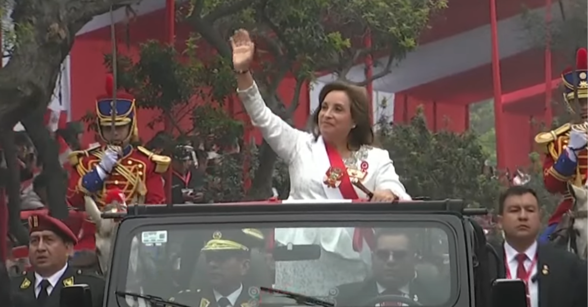 Dina Boluarte llega a la Gran Parada y Desfile Militar 2025: Presidenta mandó besos volados a ciudadanos