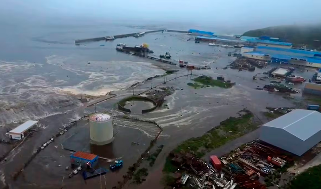 Fbrica de procesamiento de mariscos Alaid sumergido por ola de tsunami.