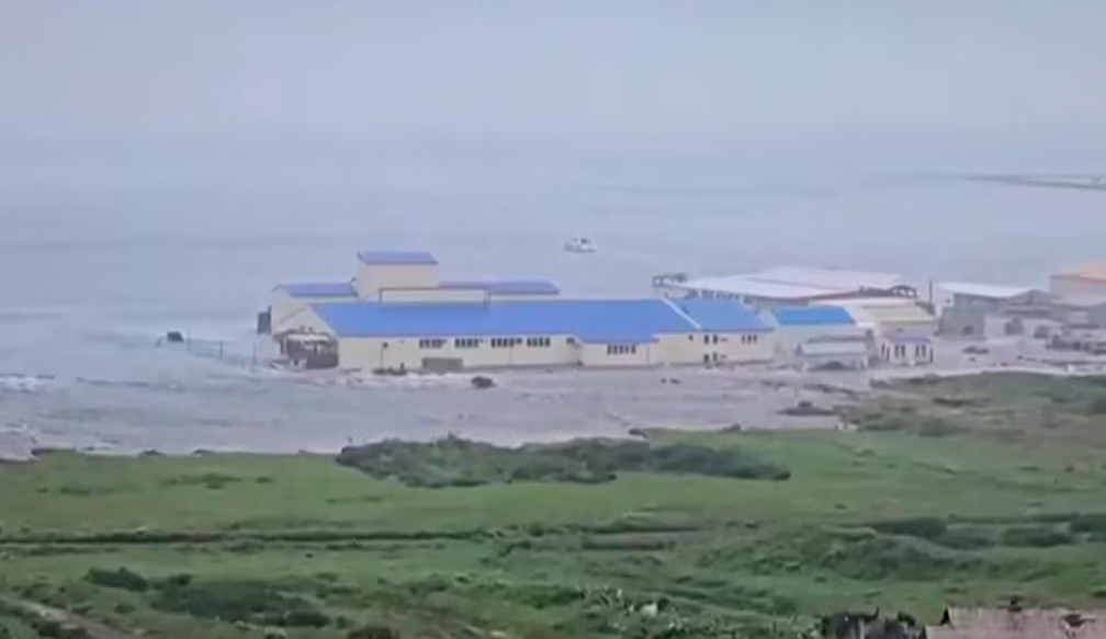 Ola de tsunami inund una ciudad costera de Rusia.