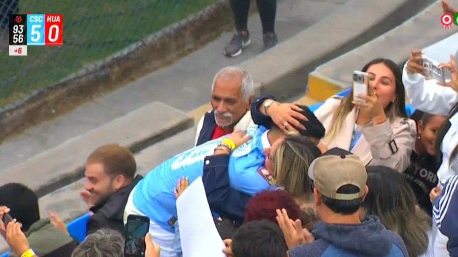Yotn abrazando a su esposa tras anotar.