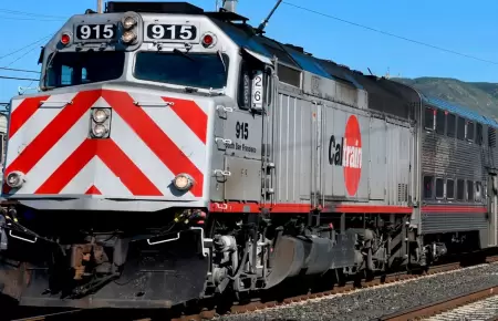 Trenes trados por MML no cabran bajo puentes de la capital.