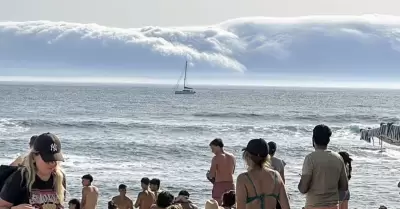 Tsunami de nubes se registra en playas de Portugal.