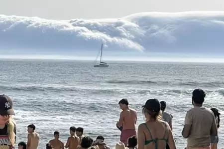 Tsunami de nubes se registra en playas de Portugal.
