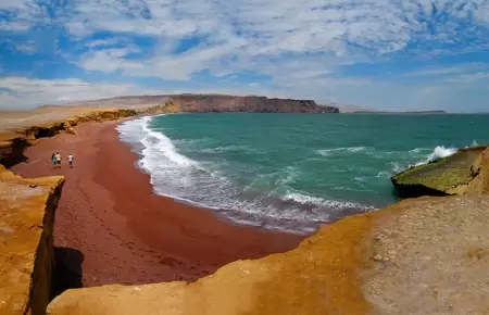 La Playa Roja en Paracas fue elegida como maravilla natural de Sudamrica.