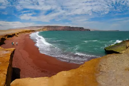 La Playa Roja en Paracas fue elegida como maravilla natural de Sudamrica.
