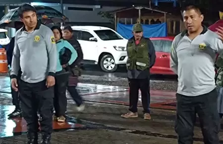 Policas fueron castigados por ronderos tras bebe licor en horario de servicio.