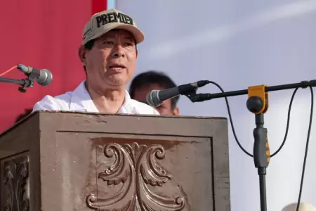Eduardo Arana defiende el aumento de sueldo de Dina Boluarte.