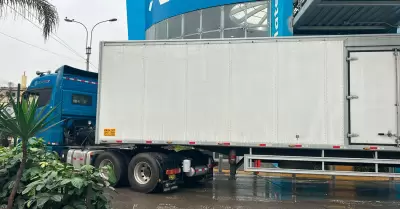 Tráiler atascado en terminal Matellini del Metropolitano.