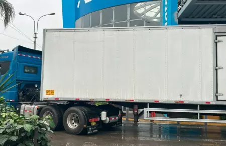 Triler atascado en terminal Matellini del Metropolitano.