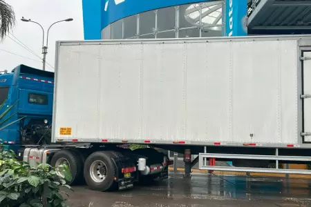 Triler atascado en terminal Matellini del Metropolitano.