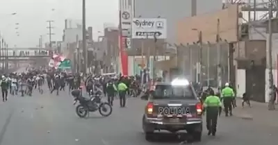 Barristas se enfrentaron a policías en Los Olivos.