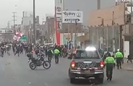 Barristas se enfrentaron a policas en Los Olivos.