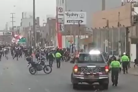 Barristas se enfrentaron a policas en Los Olivos.