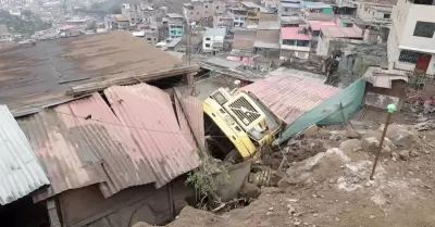 Familia salva de morir tras derrumbe de volquete en El Agustino.