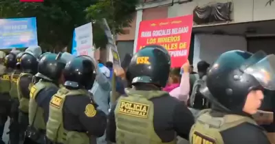 Mineros artesanales que protestaban frente al Congreso fueron desalojados por la