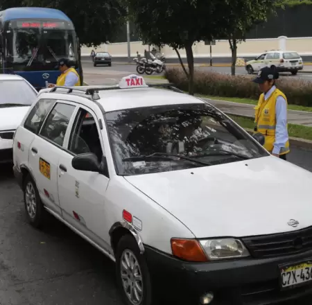 Proponen que conductores con brevete A-I puedan ofrecer servicio de taxi.