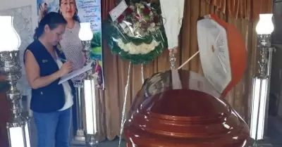 Mujer muere tras baño de florecimiento