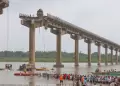 Tragedia en India: Colapso de puente en Gujarat deja 10 fallecidos y un camión colgado