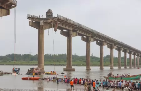 10 muertos por el colapso de un puente en India