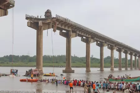 10 muertos por el colapso de un puente en India