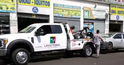 TC prohíbe a municipios utilizar grúas para remolcar autos mal estacionados.