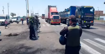 Policía libera carretera en Nasca