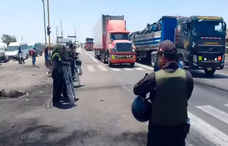 Polica libera tramo en la Panamericana Sur tomada por mineros