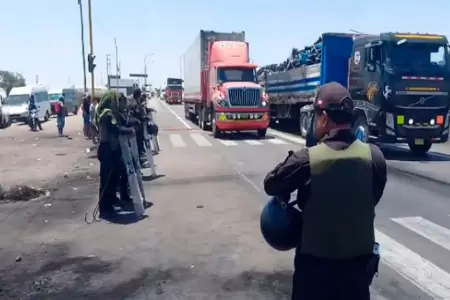 Polica libera carretera en Nasca