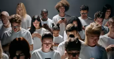 Personas con el celular en la mano