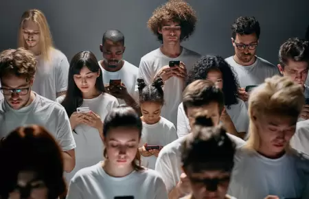 Personas con el celular en la mano