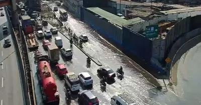 Tapa de buzn colapsa en Caquet y genera intenso trfico en la Va de Evitamien