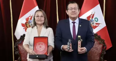Denuncian que amiga de Eduardo Salhuana viajó a París con dinero del Estado.