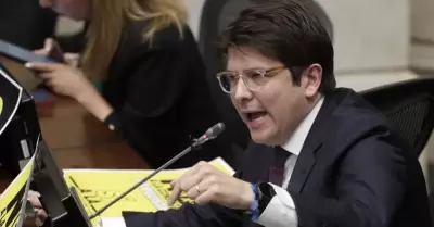 Senador colombiano Miguel Uribe muestra mejorías tras atentado contra su vida.