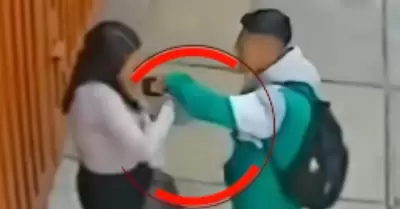 Delincuente roba celular, pero lo devuelve al ver a la policía