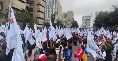 Trabajadores de EsSalud acataron huelga nacional indefinida.