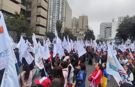 Trabajadores de EsSalud acataron huelga nacional indefinida.